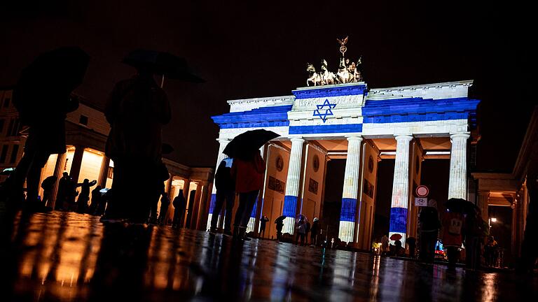 Brandenburger Tor       -  Bei der Kundgebung gegen Antisemitismus am Brandenburger Tor werden rund 10.000 Teilnehmer erwartet.