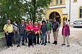 Die Wanderer vor dem Schloss Frankenberg.