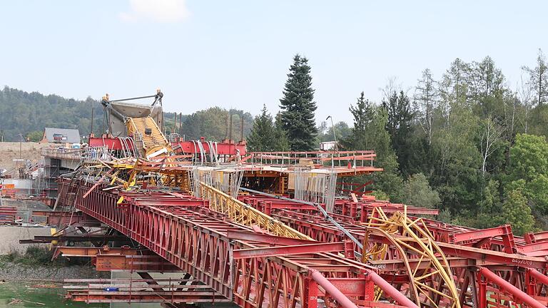 Kraneinsturz Bleilochtalsperre       -  An der Talsperre wird eine neue Brücke gebaut.