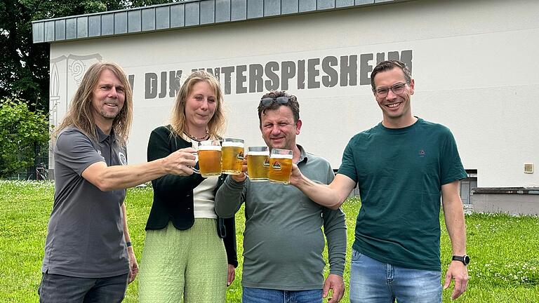 Zum Juni durften sich die Verantwortlichen über einen neuen Pächter im Sportheim in Unterspiesheim freuen: (von links) Vereinsvorsitzender Markus Ebert, Caroline Düll (Privatbrauerei Friedrich Düll), Gastwirt Entmont Christaki und stellvertretender Vorsitzender Sebastian Friedl stießen auf die Eröffnung des 'Restaurant Athen' an.