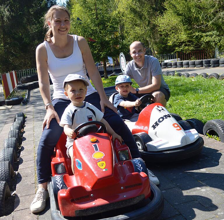 Früh übt sich, wer ein Rennfahrer werden will: Tobias und Julia Riedner aus Würzburg und ihre Kinder Theo und Oskar auf der Autorennbahn im Märchenwald. Früh übt sich, wer ein Rennfahrer werden will: Tobias und Julia Riedner aus Würzburg und ihre Kinder Theo und Oskar auf der Autorennbahn im Märchenwald.