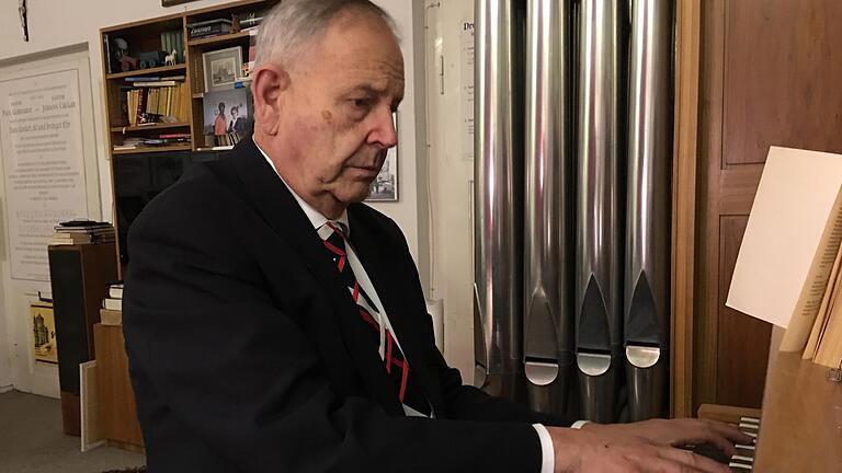 Ex-Domorganist Paul Damjakob zu Hause an seiner privaten Orgel.