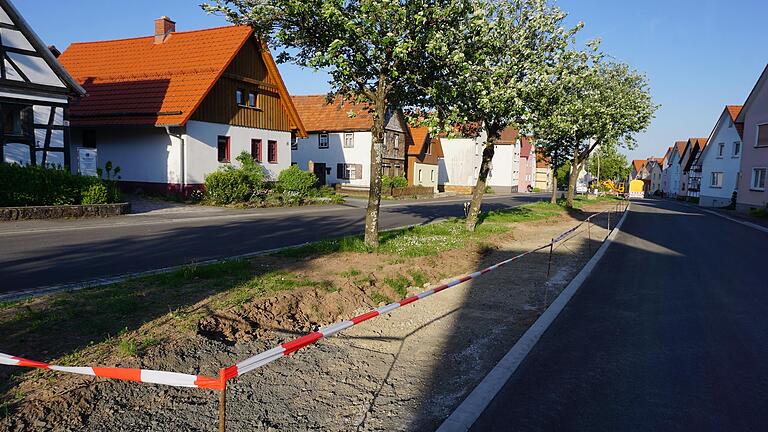 Auf einmal waren sie weg. Die Rasengittersteine, die im Dorfanger in Langenleiten als Parkfläche dienten wurden ausgebaut. Das gefällt den Anwohnern gar nicht. Nun soll am Montag eine Bürgerversammlung stattfinden, in der über das weitere Vorgehen und eine mögliche Lösung beraten werden soll. Auf einmal waren sie weg. Die Rasengittersteine, die im Dorfanger in Langenleiten als Parkfläche dienten wurden ausgebaut. Das gefällt den Anwohnern gar nicht. Nun soll am Montag eine Bürgerversammlung stattfinden, in der über das weitere Vorgehen und eine mögliche Lösung beraten werden soll.