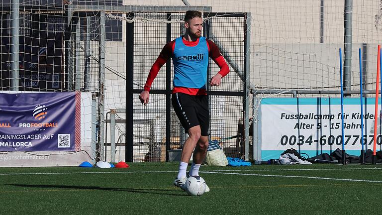 Ein spielender Innenverteidiger: Lukas Gottwalt auf dem Trainingsplatz in Cala d'Or. Ein spielender Innenverteidiger: Lukas Gottwalt auf dem Trainingsplatz in Cala d'Or.