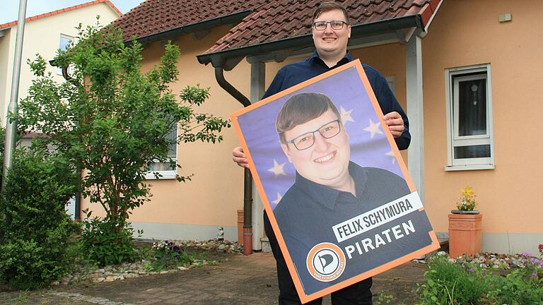 Felix Schymura steht vor seinem Elternhaus in Gerolzhofen, wo er aufgewachsen ist. Der 27-Jährige kandidiert für die Piraten-Partei bei der Europawahl am 9. Juni. Felix Schymura steht vor seinem Elternhaus in Gerolzhofen, wo er aufgewachsen ist. Der 27-Jährige kandidiert für die Piraten-Partei bei der Europawahl am 9. Juni.