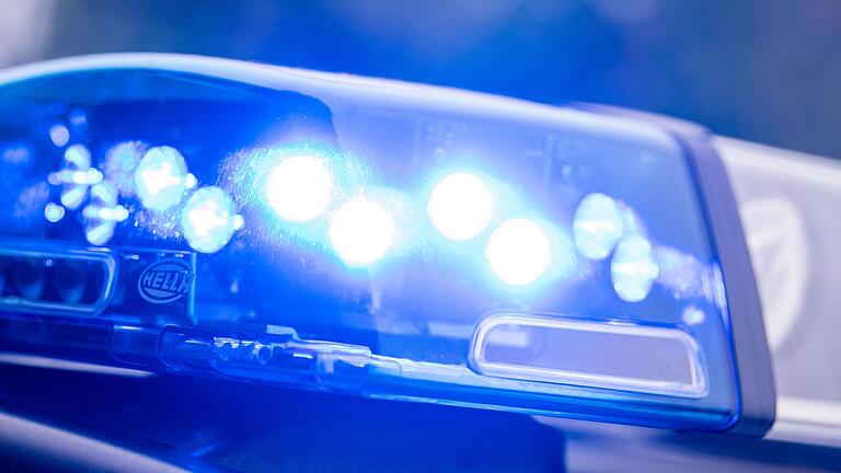 Polizei Blaulicht       -  Die Polizei verständigte der Rentner erst, als er den Betrügern schon Bargeld und Wertgegenstände übergeben hatte. (Symbolbild)