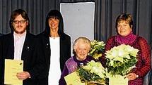 Blumen und Urkunden: Beim SV Sömmersdorf wurden Mitglieder geehrt. Im Bild (von links) Bürgermeister Arthur Arnold, Vorsitzender Klaus Büttner, Gerhard Schmitt, Thomas Saam, Sandra Keller, Hildegard Saam, Jutta Pfister, Rudi Stöth sowie die Vorsitzenden Reinhold Seißinger und Peter Keller. Blumen und Urkunden: Beim SV Sömmersdorf wurden Mitglieder geehrt. Im Bild (von links) Bürgermeister Arthur Arnold, Vorsitzender Klaus Büttner, Gerhard Schmitt, Thomas Saam, Sandra Keller, Hildegard Saam, Jutta Pfister, Rudi Stöth sowie die Vorsitzenden Reinhold Seißinger und Peter Keller.