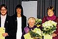 Blumen und Urkunden: Beim SV Sömmersdorf wurden Mitglieder geehrt. Im Bild (von links) Bürgermeister Arthur Arnold, Vorsitzender Klaus Büttner, Gerhard Schmitt, Thomas Saam, Sandra Keller, Hildegard Saam, Jutta Pfister, Rudi Stöth sowie die Vorsitzenden Reinhold Seißinger und Peter Keller.