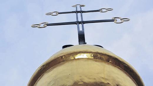 Geheimnisse für die Nachwelt: Hoch über den Dächern der Dörfer und Städte ist in den goldenen Turmkugeln das besondere Gedächtnis der jeweiligen Ortschaft zu finden. Geheimnisse für die Nachwelt: Hoch über den Dächern der Dörfer und Städte ist in den goldenen Turmkugeln das besondere Gedächtnis der jeweiligen Ortschaft zu finden.