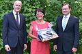 Ursula Hemmert tritt nun ihren wohlverdienten Ruhestand an. Im Bild, von links: Reiner Türk, Geschäftsführer der Immobilienverwaltung Frank GmbH, Ursula Hemmert und Prokurist Rico Spatschek.