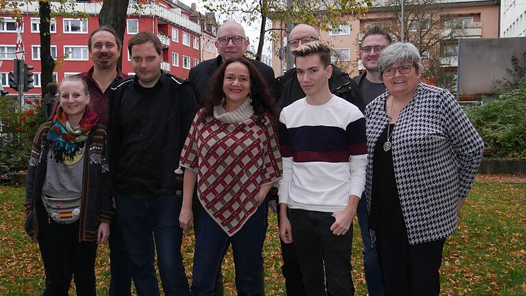 Nach der Aufstellung der Kreistagsliste: die Linken-Funktionäre Sebastian Roth (OB-Kandidat Würzburg, hinten links) und Viktor Grauberger (Kreisvorsitzender, hinten rechts) mit den Kandidaten (von links) Jana Leicht, Thomas Palmai, Martin Timm, Simone Barrientos, Stefan Dietz, Niko Kulisch und Evelyne Sachs. Nach der Aufstellung der Kreistagsliste: die Linken-Funktionäre Sebastian Roth (OB-Kandidat Würzburg, hinten links) und Viktor Grauberger (Kreisvorsitzender, hinten rechts) mit den Kandidaten (von links) Jana Leicht, Thomas Palmai, Martin Timm, Simone Barrientos, Stefan Dietz, Niko Kulisch und Evelyne Sachs.