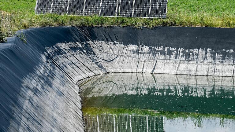 Die Brunnenpumpe, die das Wasser in ein Speicherbecken leitet, wird mit Solarenergie betrieben. Die Brunnenpumpe, die das Wasser in ein Speicherbecken leitet, wird mit Solarenergie betrieben. 