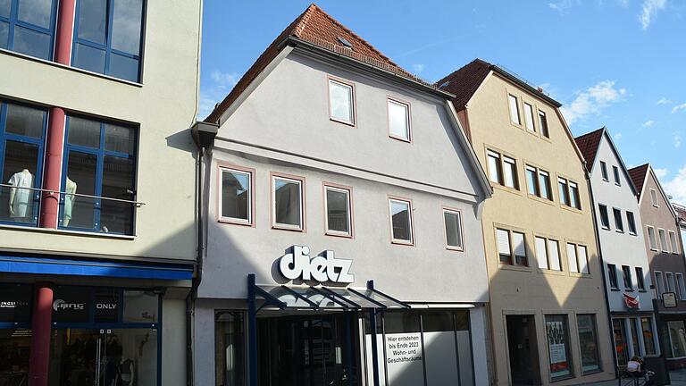 Von außen nicht erkennbar. Das ehemalige Schuhhaus Dietz in der Hohnstraße 9 ist eines der ältesten Häuser der Stadt Bad Neustadt. Von außen nicht erkennbar. Das ehemalige Schuhhaus Dietz in der Hohnstraße 9 ist eines der ältesten Häuser der Stadt Bad Neustadt.