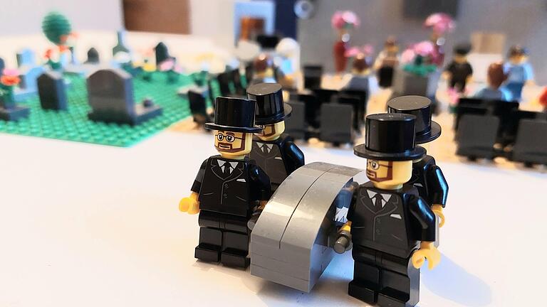 Im ambulanten Kinderhospiz Sternenzelt Mainfranken in Marktheidenfeld gibt es Lego, das speziell für trauernde Kinder zusammengestellt wurde. Sie können zum Beispiel Szenen einer Beerdigung nachspielen. Im ambulanten Kinderhospiz Sternenzelt Mainfranken in Marktheidenfeld gibt es Lego, das speziell für trauernde Kinder zusammengestellt wurde. Sie können zum Beispiel Szenen einer Beerdigung nachspielen.