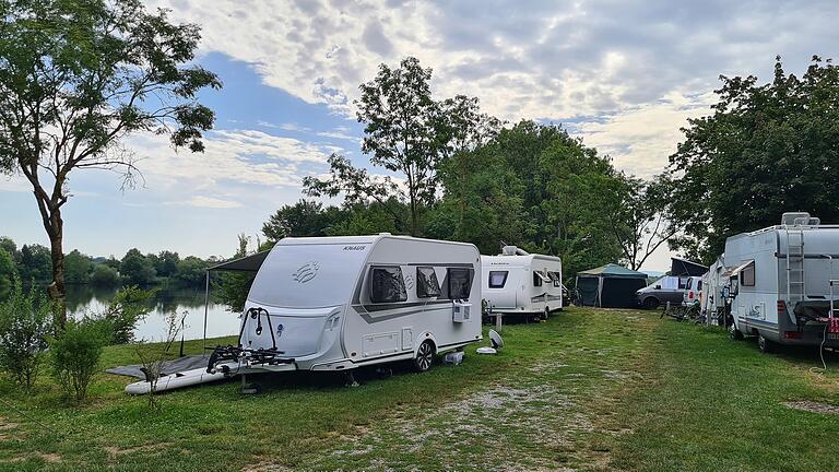 Das sind die beiden Wohnwagen und das Wohnmobil von den drei befreundeten Familien direkt an einem der Badeseen.