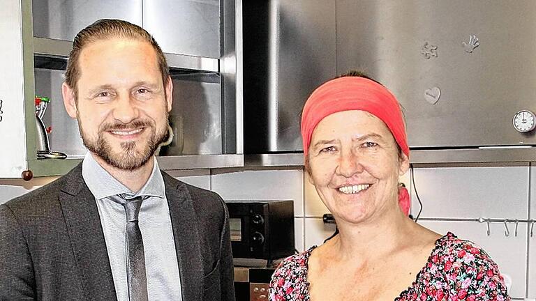 Gerolzhofens Bürgermeister Thorsten Wozniak stattete der neuen Pächterin des städtischen Kiosks in der Grabenstraße, Christine Tiefel (rechts) schon einmal seinen Antrittsbesuch ab. Aus dem Kiosk wird nun der Imbiss &bdquo;Curry 01&ldquo;.