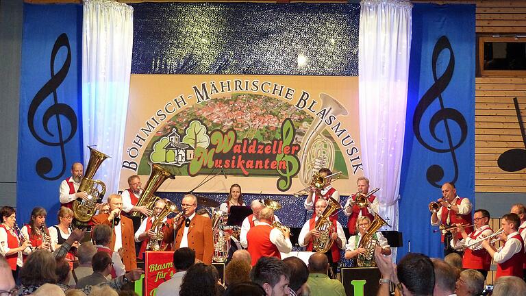 Die Waldzeller Musikanten in Aktion in der geschmückten Turnhalle Steinfeld.