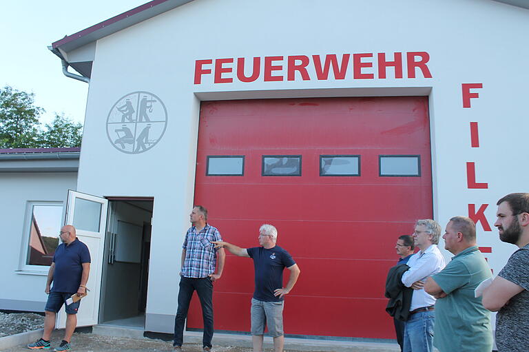 Der Willmarser Gemeinderat traf sich zur Ortsbesichtigung am neuen Feuerwehrhaus in Filke. Die Arbeiten, die zu einem beträchtlichen Teil von den Floriansjüngern in Eigenleistung ausgeführt wurden, sind bald abgeschlossen. Der Willmarser Gemeinderat traf sich zur Ortsbesichtigung am neuen Feuerwehrhaus in Filke. Die Arbeiten, die zu einem beträchtlichen Teil von den Floriansjüngern in Eigenleistung ausgeführt wurden, sind bald abgeschlossen.