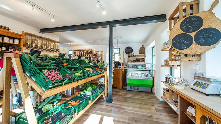 Loses Gemüse und Obst zählen zum Sortiment im 'Weltkind'-Unverpackt-Laden. Loses Gemüse und Obst zählen zum Sortiment im 'Weltkind'-Unverpackt-Laden.