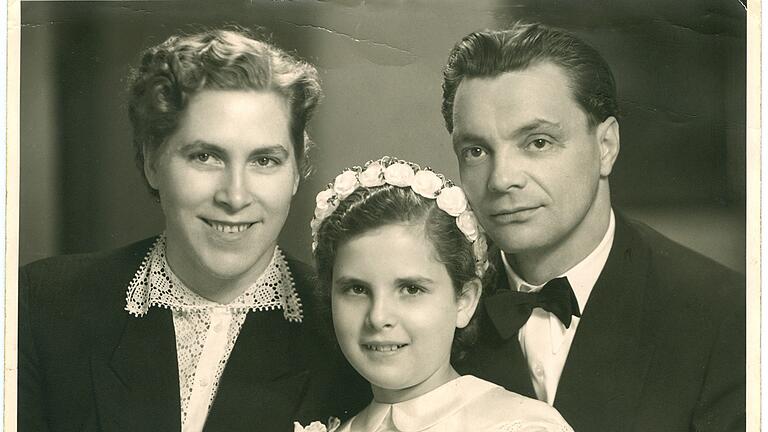 Barbara Stamm bei ihrer Kommunion mit Mutter und Stiefvater.