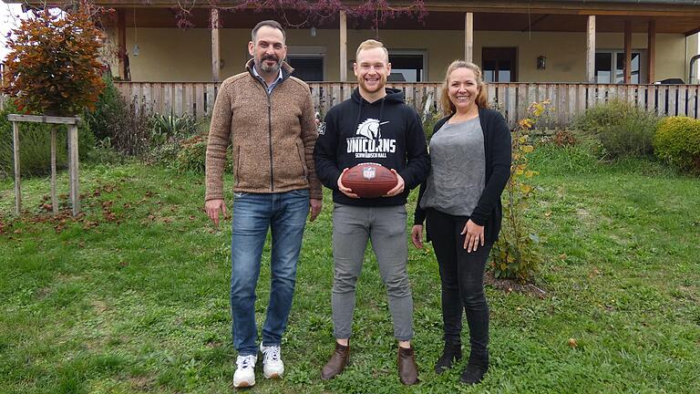 Wonfurts Bürgermeister Holger Baunacher und dritte Bürgermeisterin Daniela Lang besuchten mit Lars Kozlowski einen Ausnahme-Athleten der Gemeinde Wonfurt während eines Heimataufenthalt bei seinen Eltern in Dampfach. Wonfurts Bürgermeister Holger Baunacher und dritte Bürgermeisterin Daniela Lang besuchten mit Lars Kozlowski einen Ausnahme-Athleten der Gemeinde Wonfurt während eines Heimataufenthalt bei seinen Eltern in Dampfach.