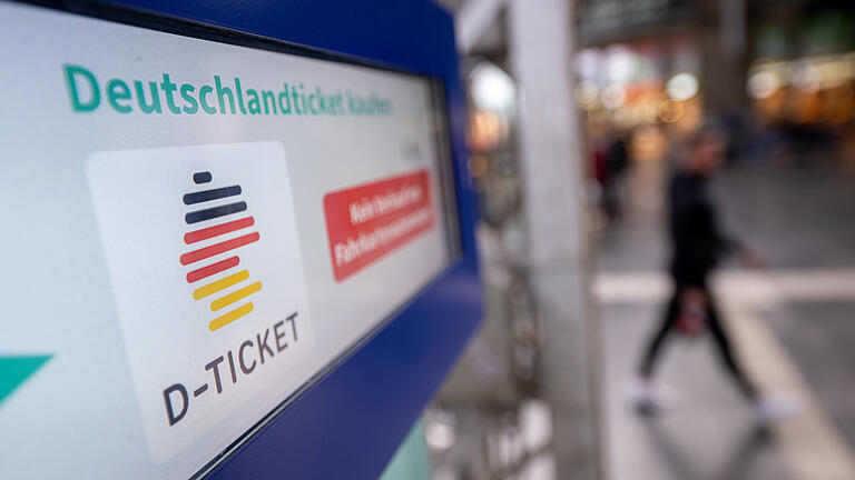 Ein Hinweis für das Deutschlandticket auf einem Fahrkartenautomaten.
