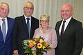 Die herzlichsten Glückwünsche zur Ehrenbürgerwürde sprach Landrat Thomas Habermann (rechts) Ehrenbürger und Altbürgermeister Kurt Back und seiner Gattin Brunhilde aus.
