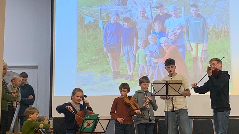 Großen Stellenwert hat bei Familie Ziegler das Musizieren. Fast alle Kinder lernen ein oder zwei Instrumente. Als Überraschung gaben sechs der Kinder eine musikalische Kostprobe. - Großen Stellenwert hat bei Familie Ziegler das Musizieren. Fast alle Kinder lernen ein oder zwei Instrumente. Als Überraschung gaben sechs der Kinder eine musikalische Kostprobe. Großen Stellenwert hat bei Familie Ziegler das Musizieren. Fast alle Kinder lernen ein oder zwei Instrumente. Als Überraschung gaben sechs der Kinder eine musikalische Kostprobe. - Großen Stellenwert hat bei Familie Ziegler das Musizieren. Fast alle Kinder lernen ein oder zwei Instrumente. Als Überraschung gaben sechs der Kinder eine musikalische Kostprobe.
