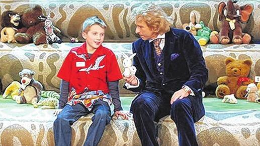 Kuschelig: Selbst Thomas Gottschalk ist für einen Moment sprachlos, als Robin Berrenberg aus Astheim (Lkr. Kitzingen) im Dezember 2005 in Düsseldorf die Kinderwette gewinnt. Der Zehnjährige erfühlt hundert Stofftiere nur mit den Füßen. Kuschelig: Selbst Thomas Gottschalk ist für einen Moment sprachlos, als Robin Berrenberg aus Astheim (Lkr. Kitzingen) im Dezember 2005 in Düsseldorf die Kinderwette gewinnt. Der Zehnjährige erfühlt hundert Stofftiere nur mit den Füßen.