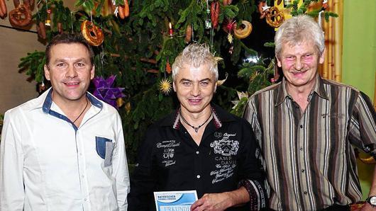 Für sein Engagement im Jugendbereich wurde Michael Kamm (Mitte) von Peter Alban und Karl-Heinz Schunk mit dem Verbandsehrenzeichen in Silber ausgezeichnet. Für sein Engagement im Jugendbereich wurde Michael Kamm (Mitte) von Peter Alban und Karl-Heinz Schunk mit dem Verbandsehrenzeichen in Silber ausgezeichnet.