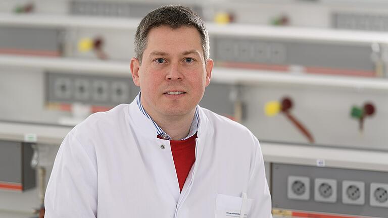Prof. Oliver Kurzai, Vorstand des Instituts für Hygiene und Mikrobiologie der Uni Würzburg, hat Antworten auf zentrale Fragen zur Corona-Impfung. Prof. Oliver Kurzai, Vorstand des Instituts für Hygiene und Mikrobiologie der Uni Würzburg, hat Antworten auf zentrale Fragen zur Corona-Impfung.