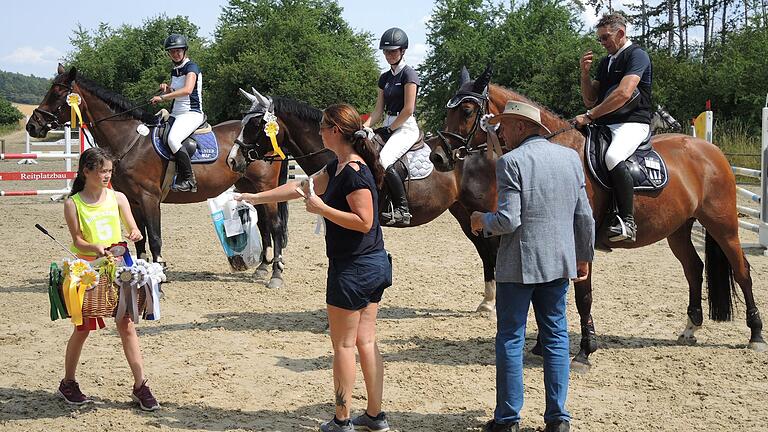 Das Foto zeigt die Siegerehrung gleich im Anschluss an den Wettbewerb „Springprüfung Klasse A**“ mit der drittplatzierten Reiterin Lisa-Marie Wirsing (Mitte) vom RFV Querbachshof. Das Foto zeigt die Siegerehrung gleich im Anschluss an den Wettbewerb „Springprüfung Klasse A**“ mit der drittplatzierten Reiterin Lisa-Marie Wirsing (Mitte) vom RFV Querbachshof.