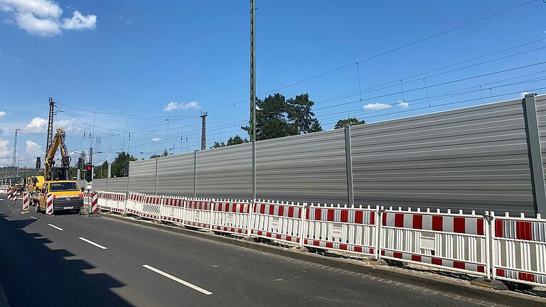Modul für Modul wird die neue Lärmschutzwand in Karlstadt zwischen der Ringstraße und den Bahngleisen errichtet. Modul für Modul wird die neue Lärmschutzwand in Karlstadt zwischen der Ringstraße und den Bahngleisen errichtet.