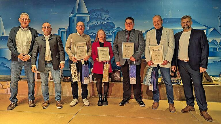 Die Jubilare des FC (von links): Vermögensverwalter Thomas Zipperer, 2. Vorsitzender Ralf Hecht, Karl Steigerwald, Lea Schuster, Stefan Weishäupl, Manfred Beck und Vorsitzender Sandro Nese.