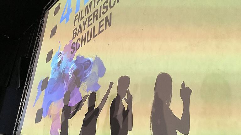 In Holzkirchen fanden die 41. Filmtage bayerischer Schulen statt. Vier Schüler des MPG waren mit ihrer Kunstlehrerin Desiree Stahl dabei. In Holzkirchen fanden die 41. Filmtage bayerischer Schulen statt. Vier Schüler des MPG waren mit ihrer Kunstlehrerin Desiree Stahl dabei.