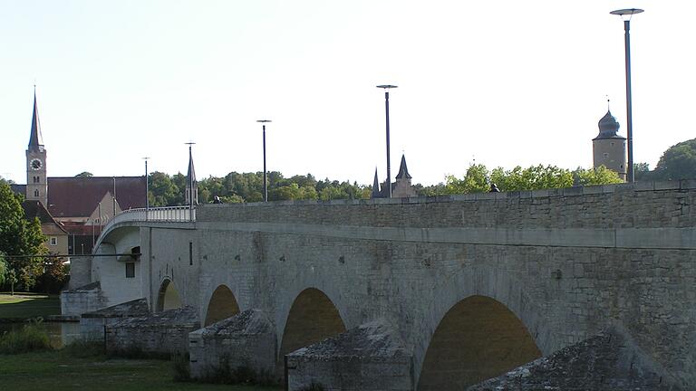 Ein Jubiläum hat die Alte Mainbrücke in Ochsenfurt im kommenden Jahr. Dann besteht sie seit 500 Jahren als steinernes Bauwerk. Das Ereignis soll im Rahmen des Kultursommers der Interkommunalen Allianz 'Südliches Maindreieck' gefeiert werden. Ein Jubiläum hat die Alte Mainbrücke in Ochsenfurt im kommenden Jahr. Dann besteht sie seit 500 Jahren als steinernes Bauwerk. Das Ereignis soll im Rahmen des Kultursommers der Interkommunalen Allianz 'Südliches Maindreieck' gefeiert werden.