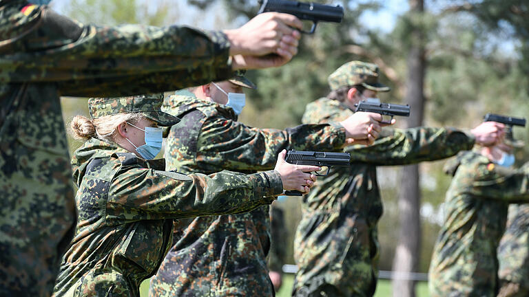 Volkach: Die Bundeswehr bildet in Volkach beim Logistikbatallion 467 Rekruten für den neuen 'Heimatschutz' aus.
Die Rekruten durchlaufen eine 7 monatige Ausbildung und sollen zukünftig die zivilen Einsatzkräfte unterstützen. Bei einem Medientag stellte der Kommandeur des Landeskommandos Bayern Brigadegeneral Thomas Hambach den freiwilligen Wehrdienst in Volkach vor.