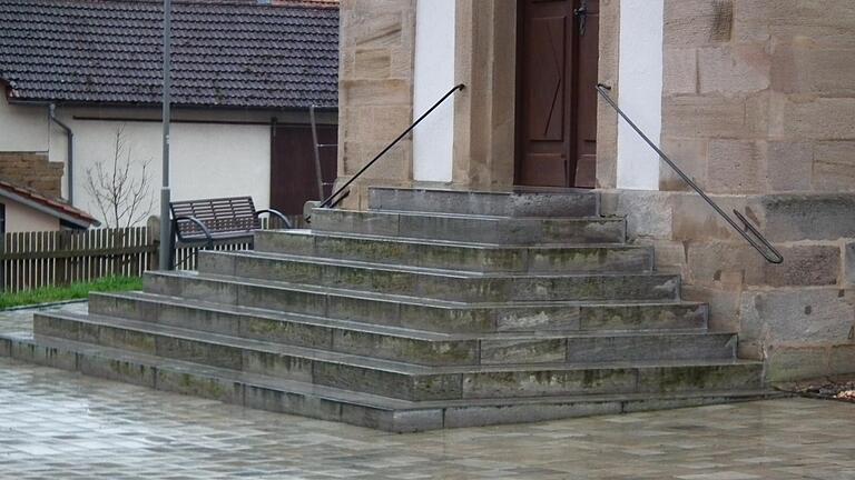 Bei der Neugestaltung des Umfeldes der St. Oswaldkirche erhielt das Treppenportal eine neues Betonfundament. Bei der Neugestaltung des Umfeldes der St. Oswaldkirche erhielt das Treppenportal eine neues Betonfundament.