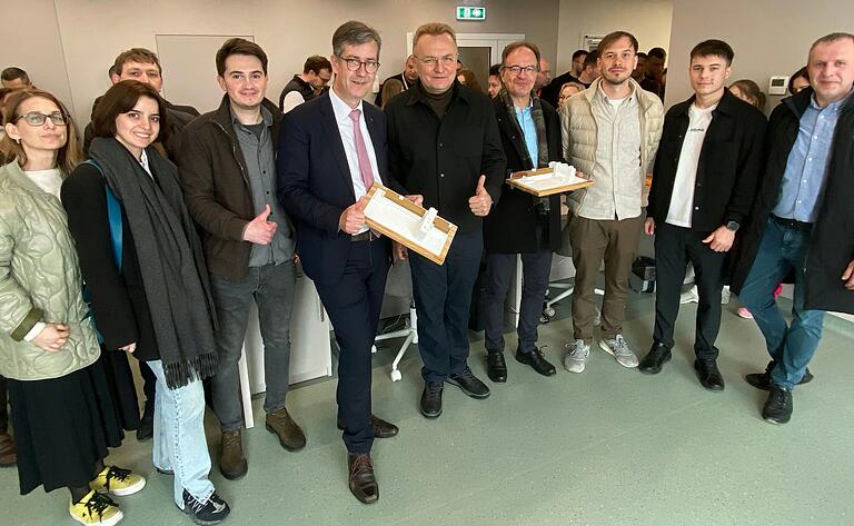 Nach der Eröffnung des Krankenhaus-Trakts: Die Oberbürgermeister Andrij Sadovyj (Mitte) und Christian Schuchardt (Vierter von links) mit Projektbeteiligten, darunter Projektleiter Henning Bungards (Vierter von rechts). Nach der Eröffnung des Krankenhaus-Trakts: Die Oberbürgermeister Andrij Sadovyj (Mitte) und Christian Schuchardt (Vierter von links) mit Projektbeteiligten, darunter Projektleiter Henning Bungards (Vierter von rechts).