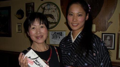 Sie sind heute Gastgeberinnen beim Japanischen Menü in der Stadt Mainz: Kazumi Murata (links) und Natsue Hanatani. - Sie sind heute Gastgeberinnen beim Japanischen Menü in der Stadt Mainz: Kazumi Murata (links) und Natsue Hanatani. Sie sind heute Gastgeberinnen beim Japanischen Menü in der Stadt Mainz: Kazumi Murata (links) und Natsue Hanatani. - Sie sind heute Gastgeberinnen beim Japanischen Menü in der Stadt Mainz: Kazumi Murata (links) und Natsue Hanatani.
