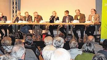 Freihandelsabkommen diskutiert: An der BN-Podiumsdiskussion in der Alten Synagoge beteiligten sich (von links) Alois Kraus, Hermann Schmitt, Walter Haefeker, Richard Mergner, Marietta Eder, Adolf Wolz, Hans Plate und Manfred Engelhardt.