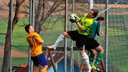 Michael Engelbrecht (links) und Keeper Tobias Oppermann vom FC Kleinsteinach möchten die Siegesserie von Spitzenreiter FC Nassach möglichst beenden.