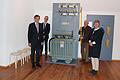 'Unter Strom': Museumsleiterin Ariane Weidlich, Landrat Thomas Habermann, Joachim Schärtl, Prokurist beim ÜW, und ÜW-Geschäftsführer Helmut Grosser (von rechts) an einem Mittelspannungsschalter, wie es ihn an Strommasten, in Schalthäusern und Trafostationen gibt.