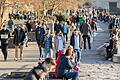 Zahlreiche Menschen nutzten das herrliche Wetter und die Sonnenstrahlen am Wochenende zum Verweilen an der frischen Luft, wie hier am Samstag am Mainkai in Würzburg.