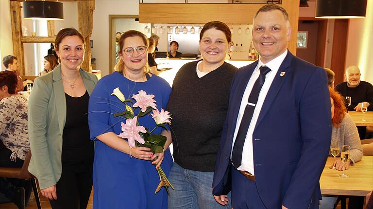Große Freude über den gelungenen Umbau der Lilie herrschte am Montag bei (von links) Planerin Regina Huller, den Inhaberinnen Fabienne und Susanne Hahn sowie bei Bürgermeister Heiko Bäuerlein. Große Freude über den gelungenen Umbau der Lilie herrschte am Montag bei (von links) Planerin Regina Huller, den Inhaberinnen Fabienne und Susanne Hahn sowie bei Bürgermeister Heiko Bäuerlein.
