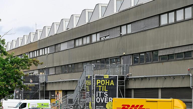 Die sogenannte Posthalle am Bahnhof in Würzburg beherbergt, seit dem Verkauf durch die Post an einen Projektentwickler, verschiedene Organisationen und Vereine. Auch eine Veranstaltungshalle gehört dazu. Der Projektentwickler möchte die Halle abreißen und durch Wohnbebauung ersetzten. Die sogenannte Posthalle am Bahnhof in Würzburg beherbergt, seit dem Verkauf durch die Post an einen Projektentwickler, verschiedene Organisationen und Vereine. Auch eine Veranstaltungshalle gehört dazu. Der Projektentwickler möchte die Halle abreißen und durch Wohnbebauung ersetzten.