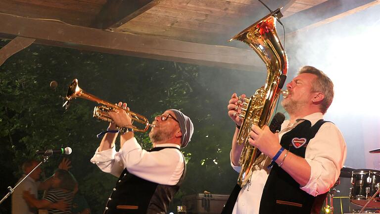 Mehrere Tausend Besucherinnen und Besucher feierten Samstag und Montag fröhlich beim legendären Sommernachtsfest am Holzhäuser Tivoli.