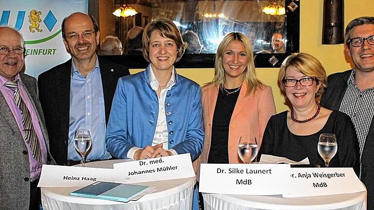 Sterbehilfe &ndash; ein schwieriges Thema in der Diskussion: (von links) Dekan i.R. Heinz Haag, Chefarzt Dr. Johannes Mühler, MdB Dr. Anja Weisgerber, MdB Dr. Silke Launert, Moderatorin Beate Glotzmann und der CSU-Ortsvorsitzende Markus Reuß.
