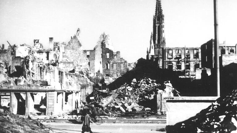 Das zerstörte Würzburg 1945: Blick auf die Marienkapelle. Das zerstörte Würzburg 1945: Blick auf die Marienkapelle.