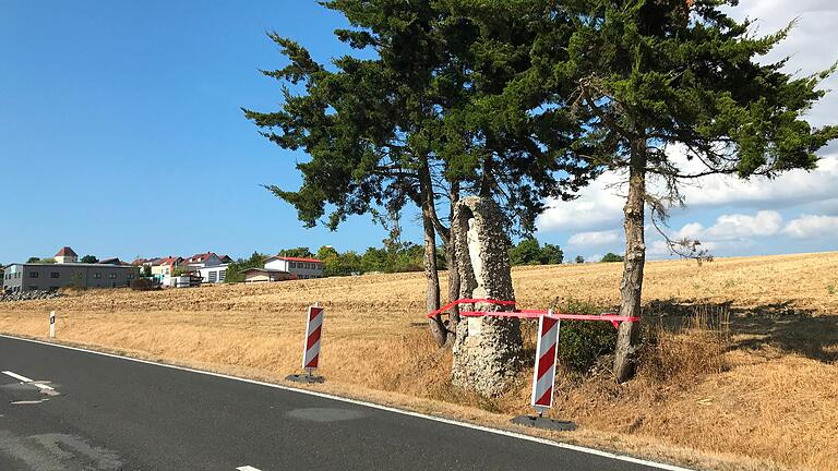 An der sanierungsbedürftigen Staatsstraße 2293 hängt bei Greßthal eine Lourdes-Grotte in Schieflage. An der sanierungsbedürftigen Staatsstraße 2293 hängt bei Greßthal eine Lourdes-Grotte in Schieflage.